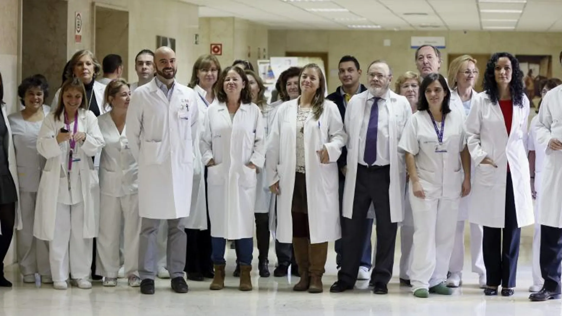 Los médicos que han atendido a Teresa Romero, poco antes de la conferencia de prensa que han ofrecido en el hospital Carlos III