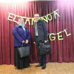 Doña Hadda Derradji, consejera cultural y don Taha Bachir Bencherif, asuntos económicos de la embajada de Argelia en España delante del letrero «El Camino a Argel» 2015