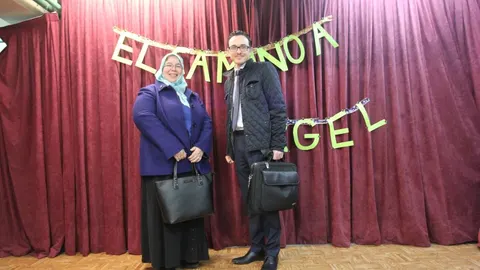 Doña Hadda Derradji, consejera cultural y don Taha Bachir Bencherif, asuntos económicos de la embajada de Argelia en España delante del letrero «El Camino a Argel» 2015