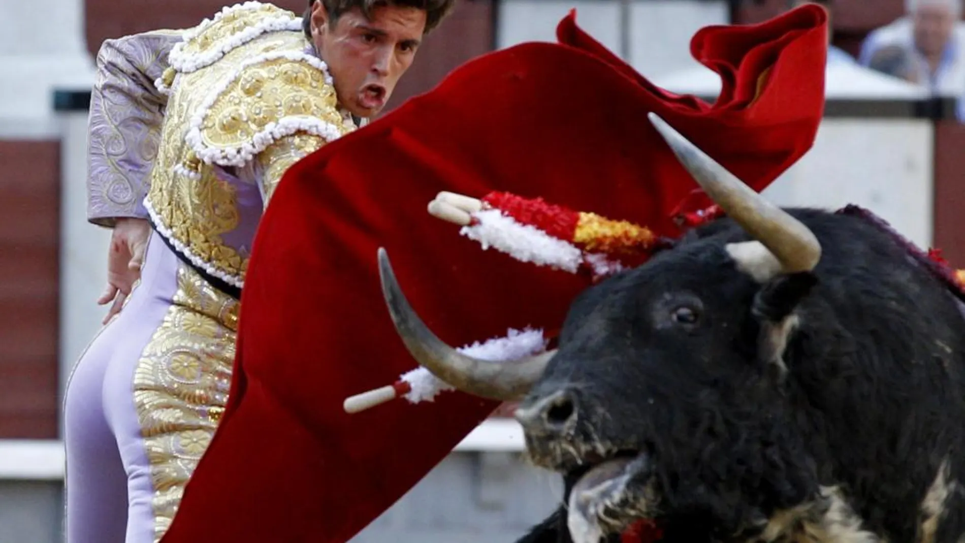 El albaceteño Miguel Tendero, durante su faena al tercero de la tarde