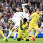 Cristiano Ronaldo cae ante Bailly en la acción que el árbitro sancionó como penalti y supuso el gol del Madrid