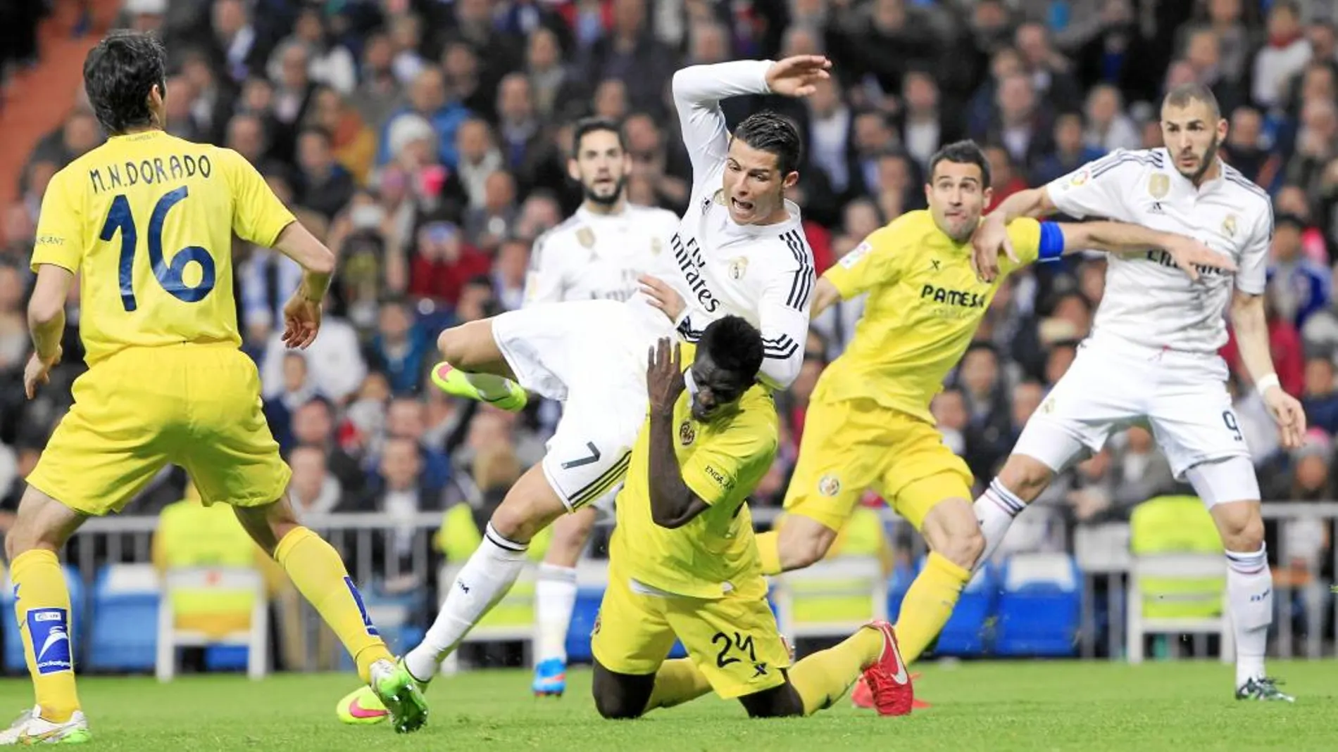 Cristiano Ronaldo cae ante Bailly en la acción que el árbitro sancionó como penalti y supuso el gol del Madrid