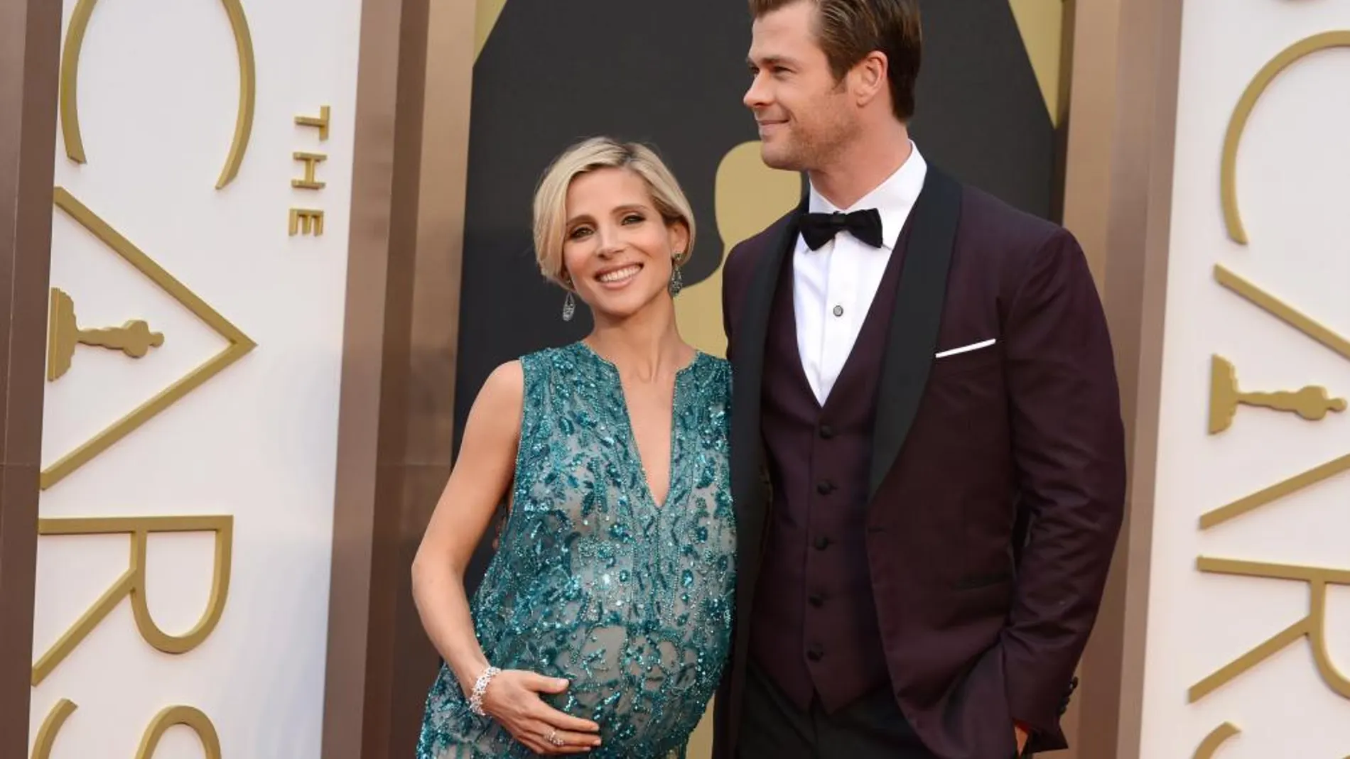 Chris Hemsworth y Elsa Pataky posan a su llegada a la ceremonia de los Oscar.