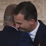 El Rey Juan Carlos besa al Príncipe de Asturias tras firmar la ley orgánica por la que se hace efectiva su abdicación