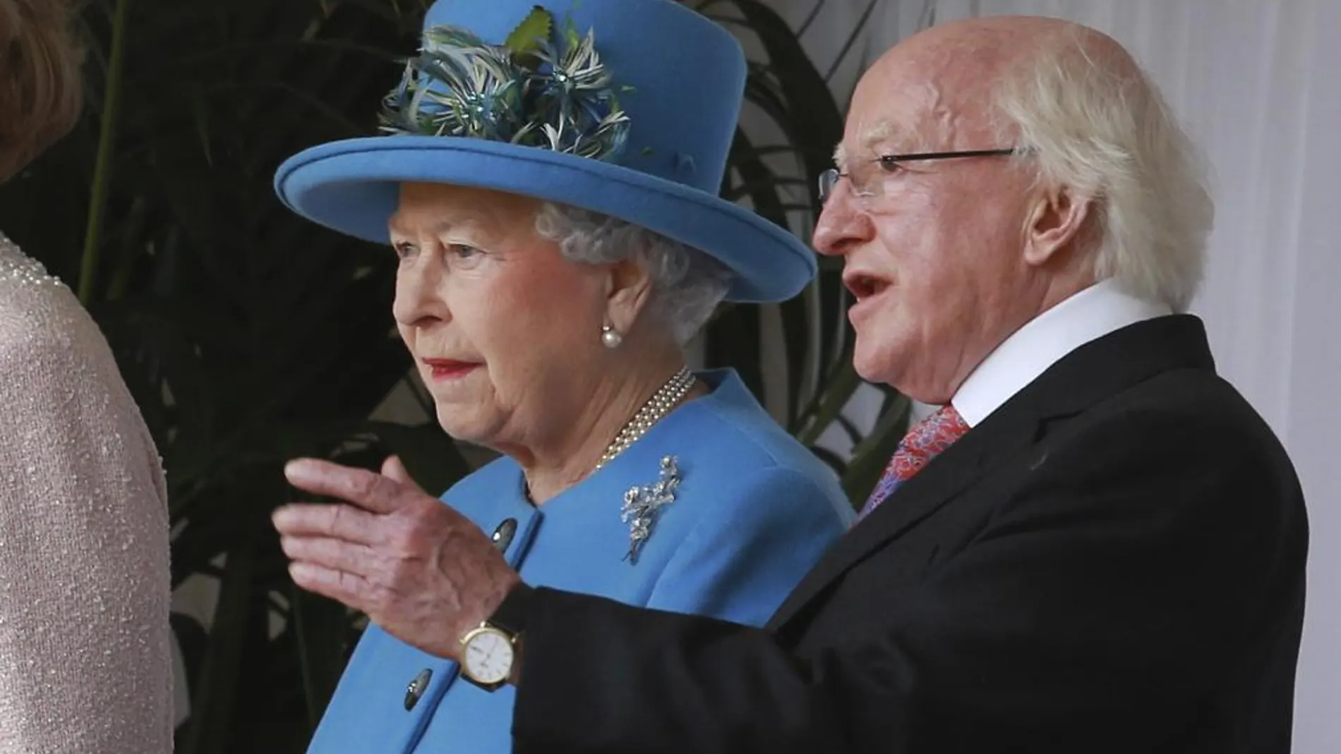 La Reina Isabel habla con el presidente irlandés Michael D. Higgins.