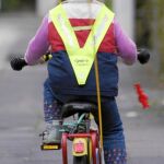 La misma multa por ir sin casco en una moto y en bici con ruedines