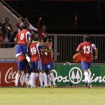 Jugadores de la selección de Costa Rica celebran la anotación de un gol