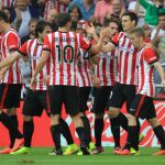 Los jugadoes del Athletic de Bilbao, celebran el gol marcado por Aduriz ante el Levante.