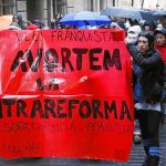 Imagen de la protesta organizada ayer por la Asociación de Mujeres Feministas de Gràcia