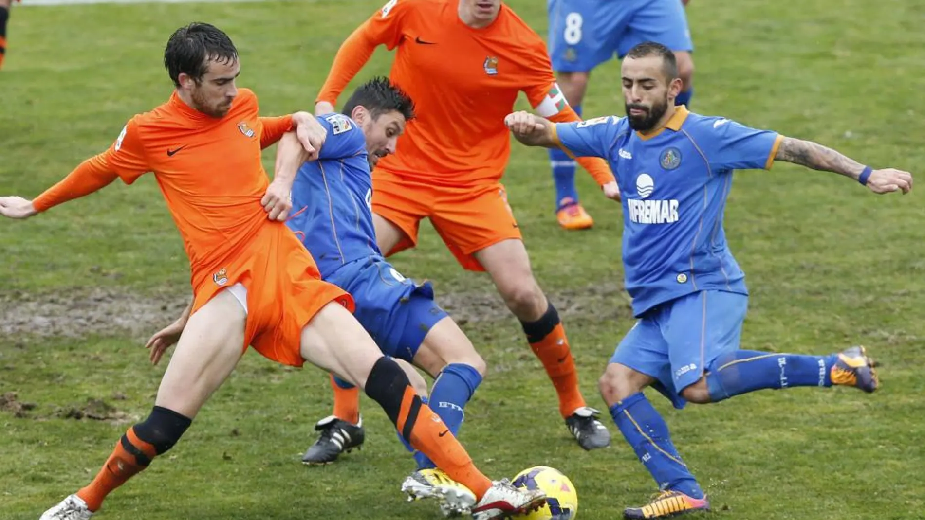 Los jugadores del Getafe, Diego Castro (d) y Ciprian Marica (2ºi), disputan el balón con los defensas de la Real Sociedad, Mikel González (i), e Ion ansotegui (2ºd)