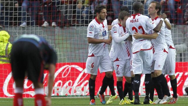 Los jugadores del Sevilla celebral en gol marcado por su compañero, el francés Kevin Gameiro, ante el Granada