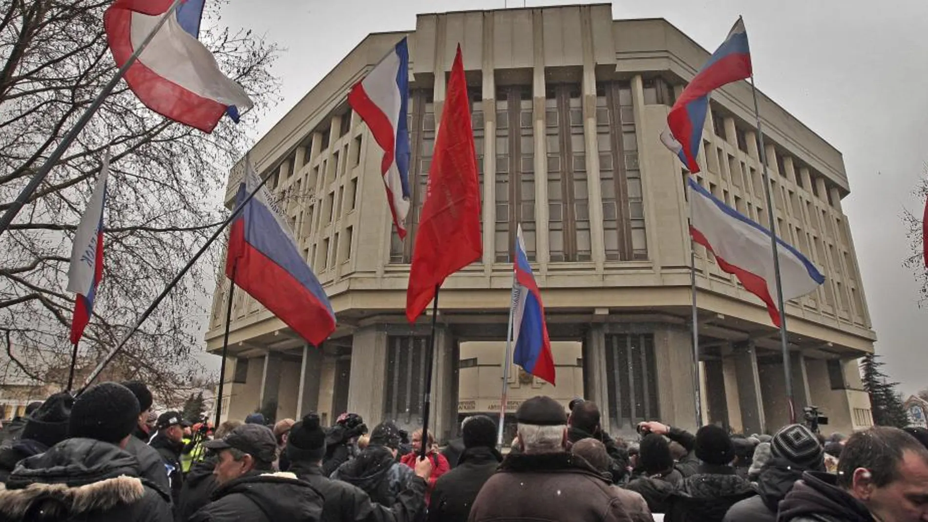 Activistas prorrusos se concentran a las puertas del Parlamento de la región autónoma de Crimea en Simferópol (Ucrania).