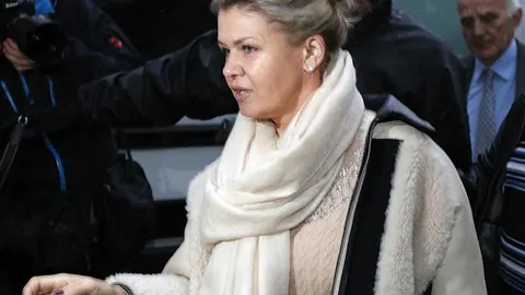 Corinna, la mujer de Schumacher, llega al hospital