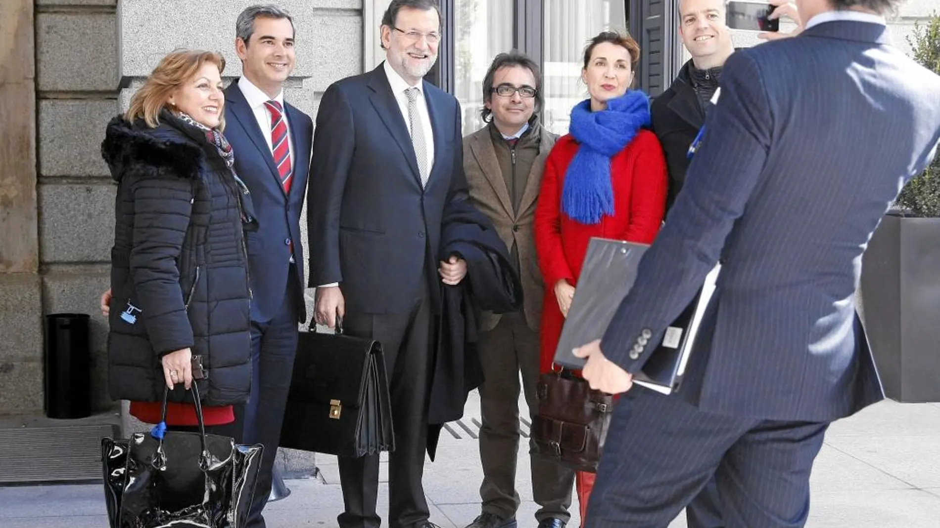 Jorge Moragas fotografía Rajoy con un grupo que visitó ayer el Congreso
