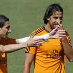 GRA074 MADRID, 06/05/2014.- Los jugadores del Real Madrid Di María y Khedira, durante el entrenamiento de hoy