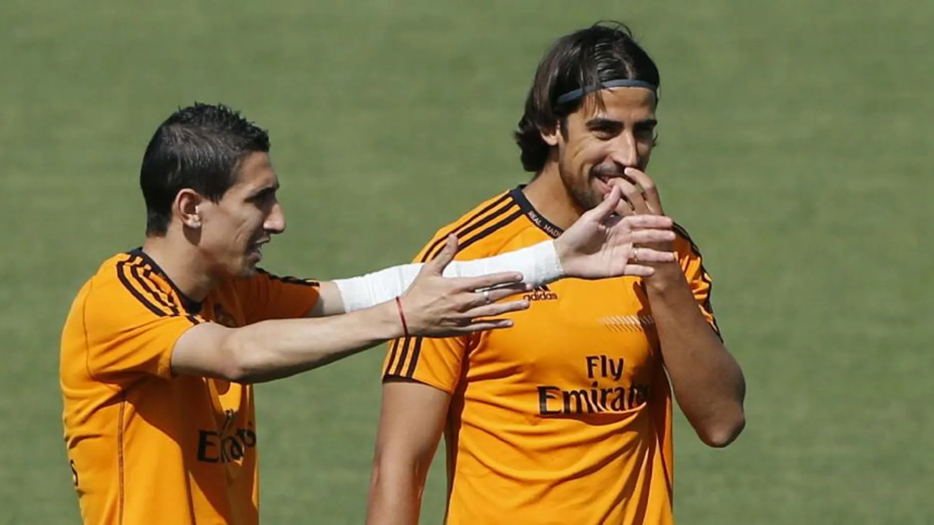 GRA074 MADRID, 06/05/2014.- Los jugadores del Real Madrid Di María y Khedira, durante el entrenamiento de hoy