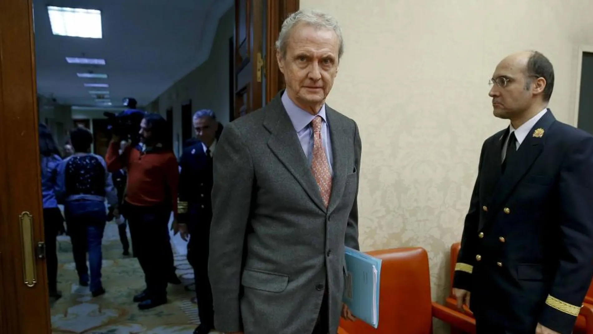 El ministro de Defensa, Pedro Morenés, antes de comparecer ante la comisión correspondiente del Congreso para informar del desarrollo de las operaciones de las FFAA en el exterior