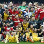 Foto de familia de los jugadores, entrenadores y cuerpo técnico del Atlético de Madrid tras resultar campeones de la Liga.