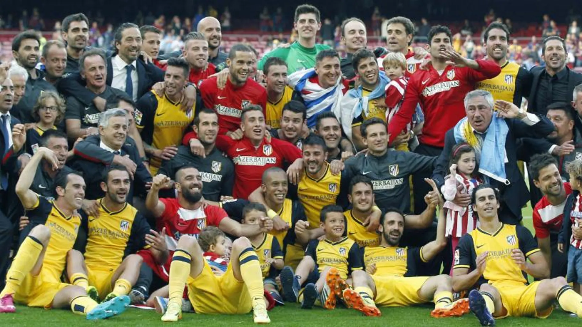 Foto de familia de los jugadores, entrenadores y cuerpo técnico del Atlético de Madrid tras resultar campeones de la Liga.