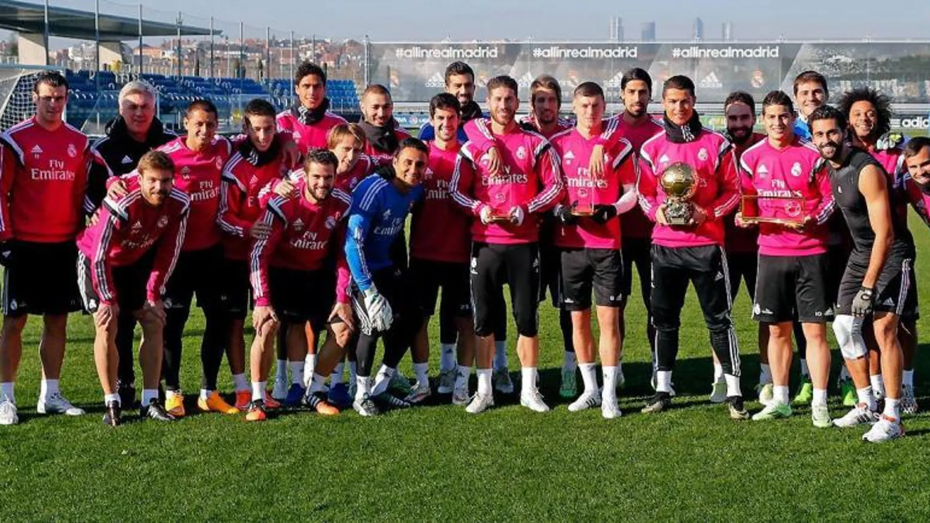 Ronaldo comparte con sus compañeros el "Balón de Oro".