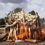 Una pira de colmillos de elefantes, quemados la pasada semana en Addis Abeba (Etiopía) para evitar su comercialización