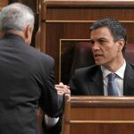 Sánchez saluda ayer en el Congreso al presidente de la gestora del PSM, Rafael Simancas