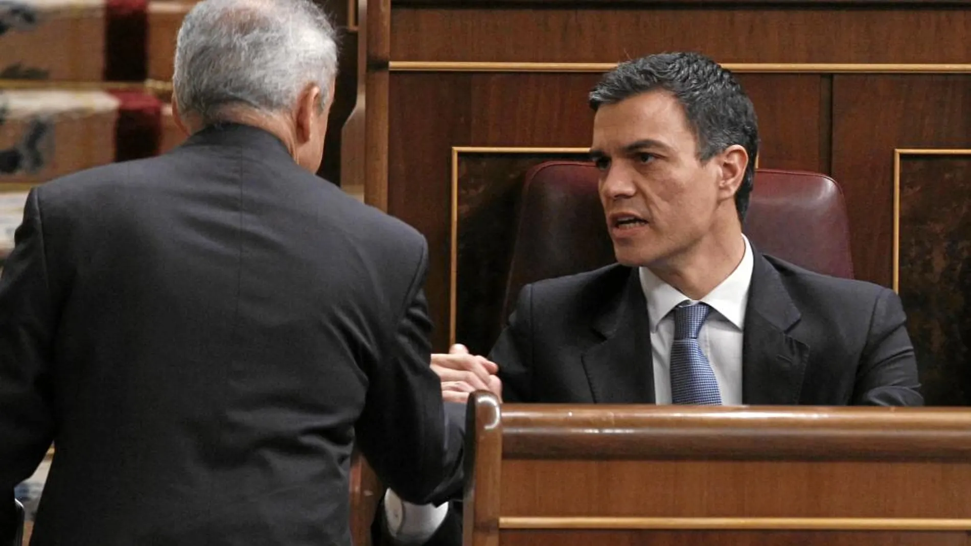 Sánchez saluda ayer en el Congreso al presidente de la gestora del PSM, Rafael Simancas