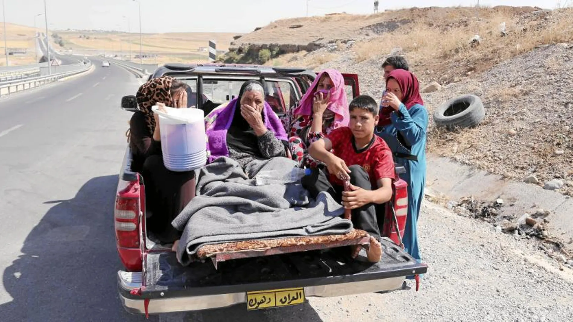 Una familia de desplazados iraquíes viaja rumbo a la frontera con Turquía