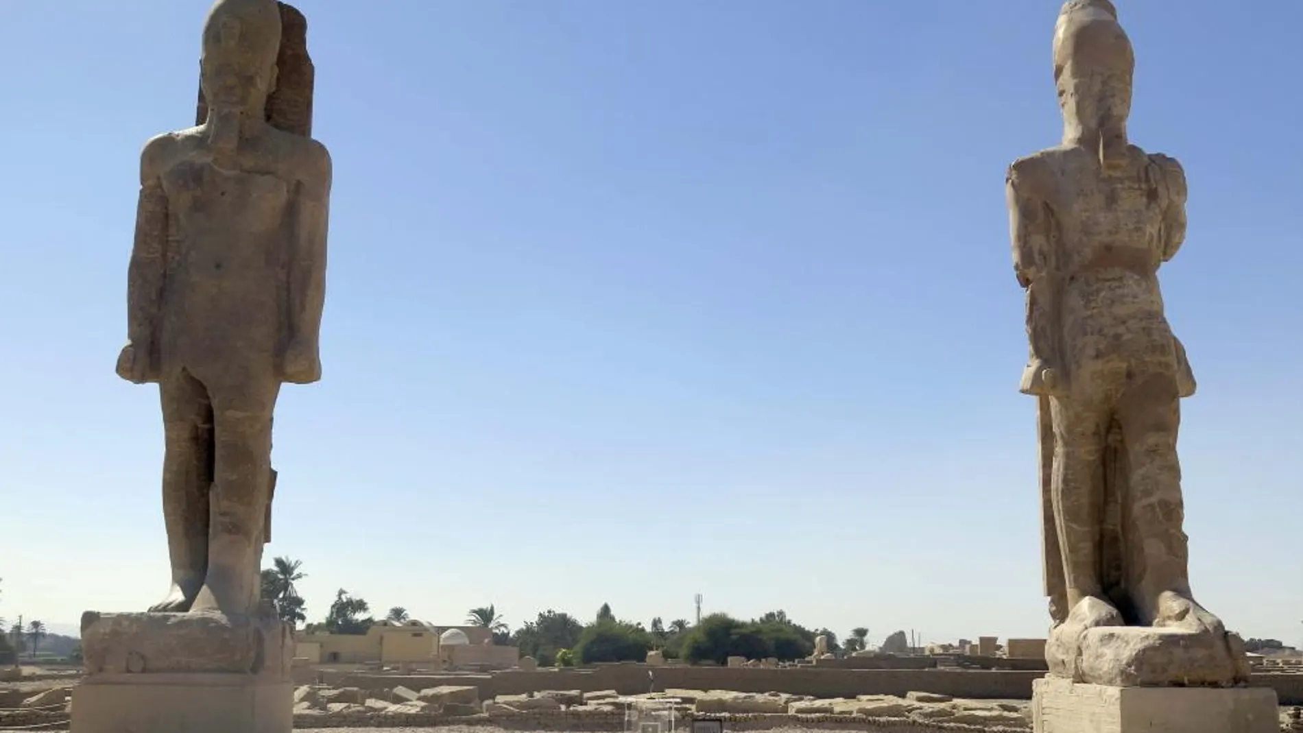 Los dos colosos de Amenofis III, derruidos por un terremoto en el año 1.200 a.C.