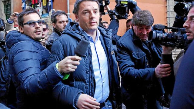 El futuro «premier», Matteo Renzi, a su llegada ayer a la sede del Partido Democrático en Roma