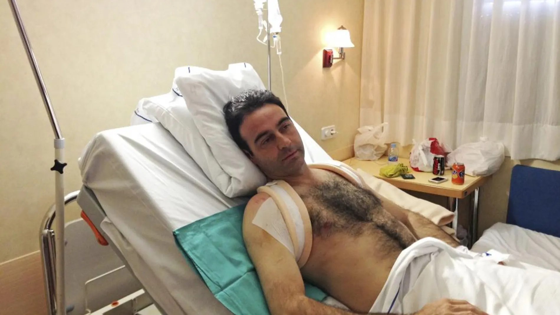 El diestro Enrique Ponce, en el hospital tras ser herido, en imagen de archivo