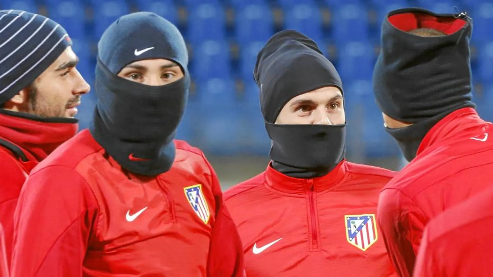 Los jugadores rojiblancos se protegen del frío en el entrenamiento de ayer