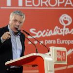 El candidato socialista en las elecciones europeas José Blanco, durante su intervención en un mitin celebrado hoy en el auditorio de O Carballiño (Ourense).