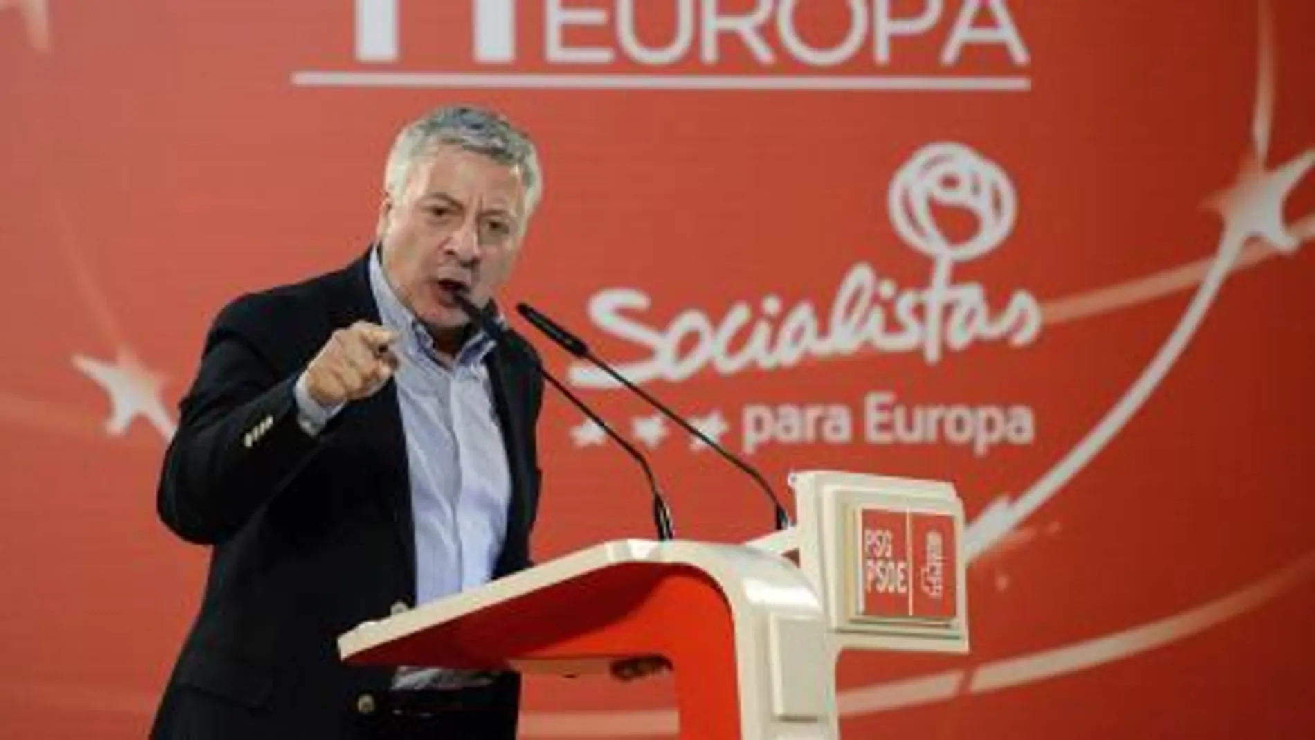 El candidato socialista en las elecciones europeas José Blanco, durante su intervención en un mitin celebrado hoy en el auditorio de O Carballiño (Ourense).