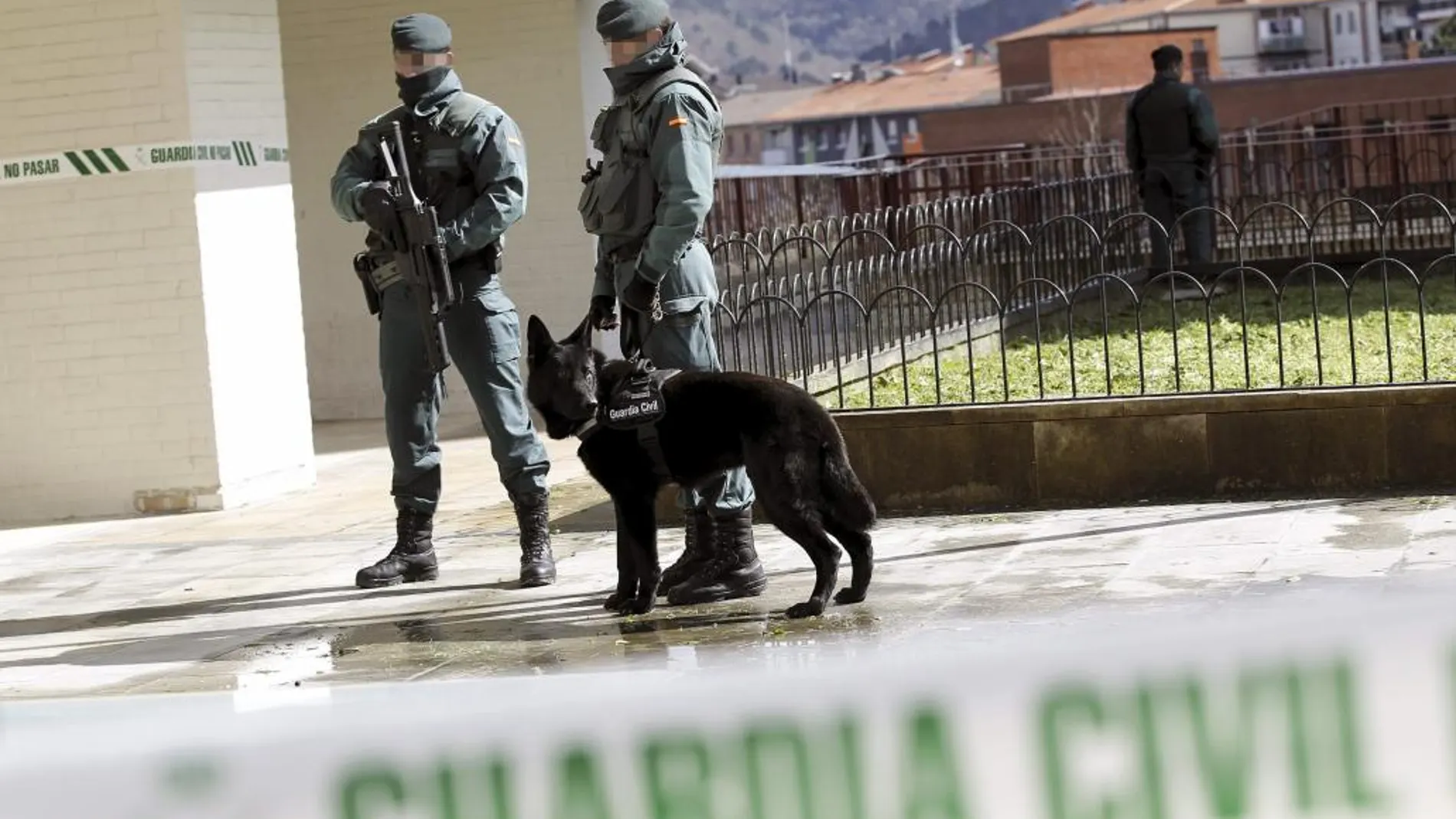 Agentes de la Guardia Civil durante el registro de un domicilio en San Sebastián (Guipuzkoa)