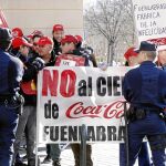 Trabajadores de Coca-Cola protestan, ayer, en la sede del PP de Madrid