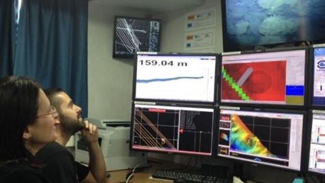 El volcán submarino de El Hierro, en plena actividad