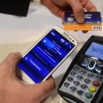 La Caixa reta a sus clientes a dejar a un lado el pago tradicional y sumarse a las nuevas formas mediante el uso de los smartphones