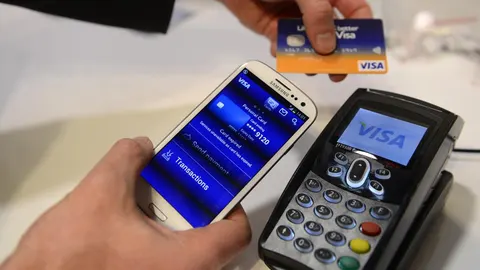 La Caixa reta a sus clientes a dejar a un lado el pago tradicional y sumarse a las nuevas formas mediante el uso de los smartphones