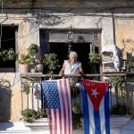 Las dos banderas. Javier Yáñez, vecino de La Habana, en el balcón de su casa ayer