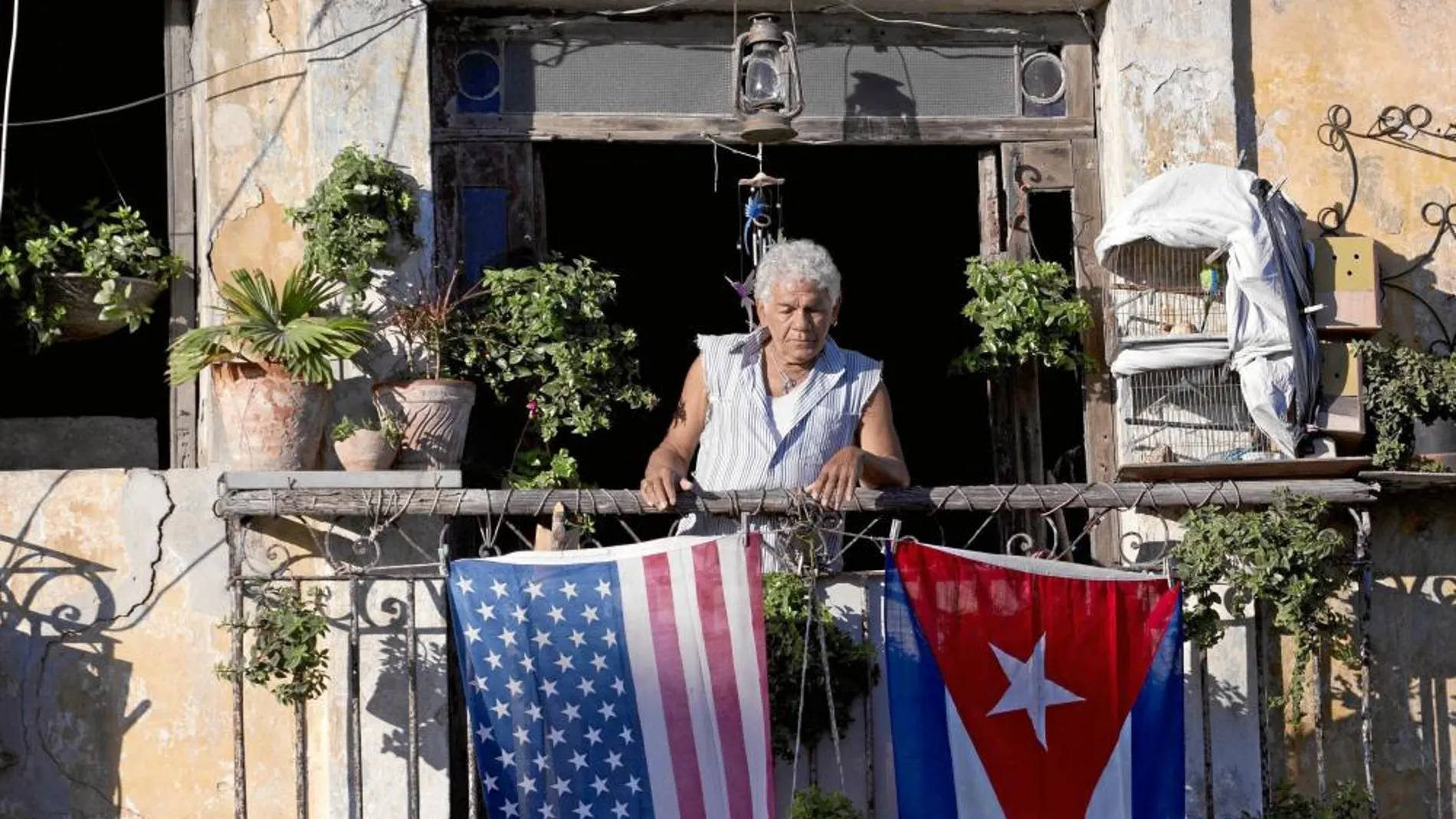 Las dos banderas. Javier Yáñez, vecino de La Habana, en el balcón de su casa ayer