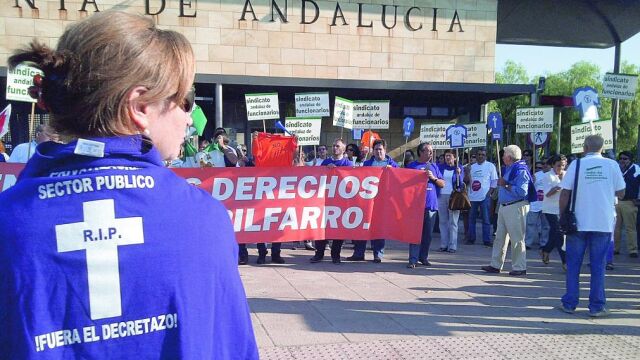 Miembros del Sindicato Andaluz de Funcionarios (SAF) protestan contra la reordenación del sector público