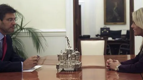 El ministro de Justicia, Rafael Catalá (i), con la presidenta de la Fundación Víctimas del Terrorismo, Mari Mar Blanco.