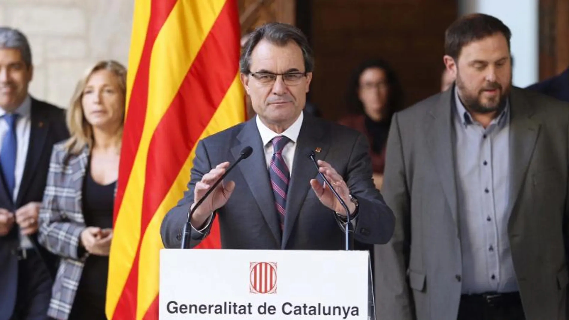 Artur Mas(C), acompañado de los líderes de ERC Oriol Junqueras, Joan Herrera de ICV; la vicepresidenta y el portavoz del Govern, Joana Ortega (2ºiz) y Francesc Homs (i), respectivamente.