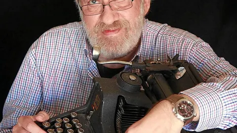 José Luis Alvite, aquí con una Olivetti en 2013, descubrió a sus lectores que el fracaso muchas veces consistía en triunfar