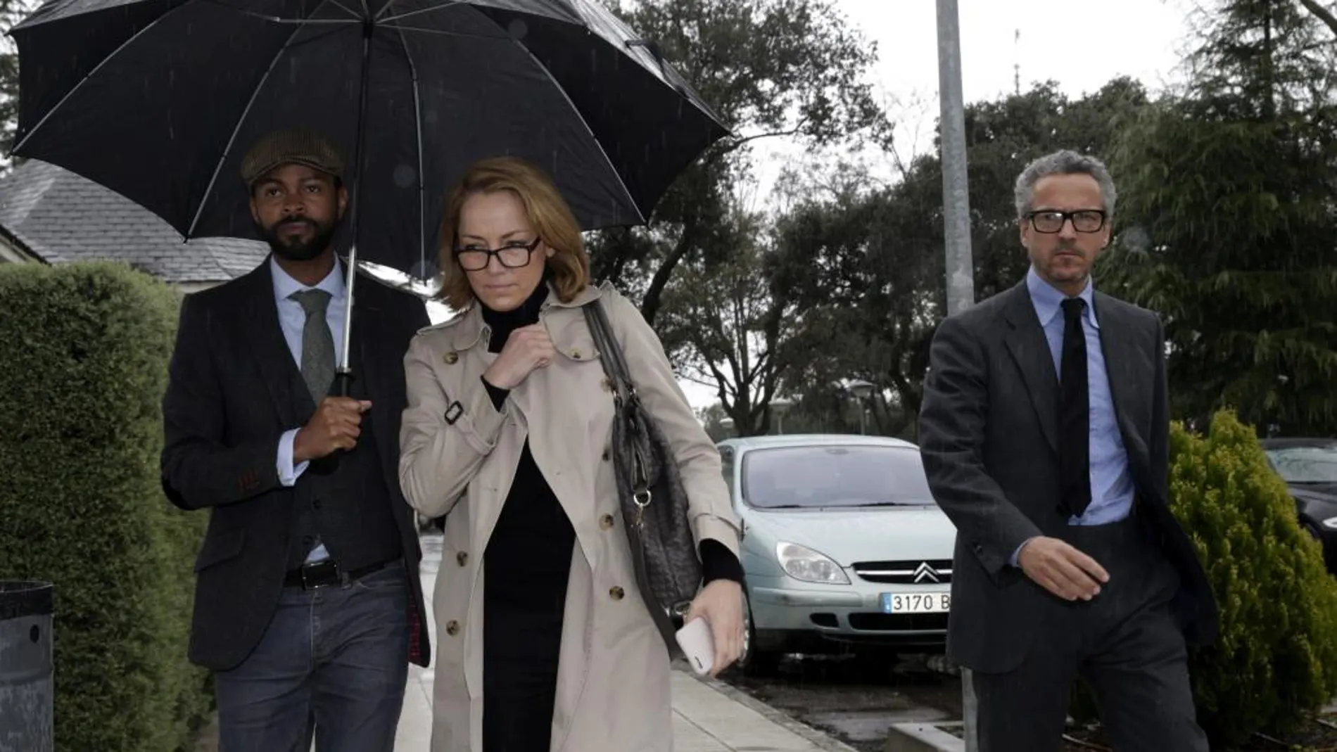 Sonsoles Suarez, acompañada por su marido Paulo Wilson y Francisco Javier Suarez, a la salida del funeral