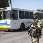 Un soldado ucraniano del batallón especial "Donbass", permanece en guardia durante una operación antiterrorista contra los milicianos prorrusos armados en la ciudad de Maryinka