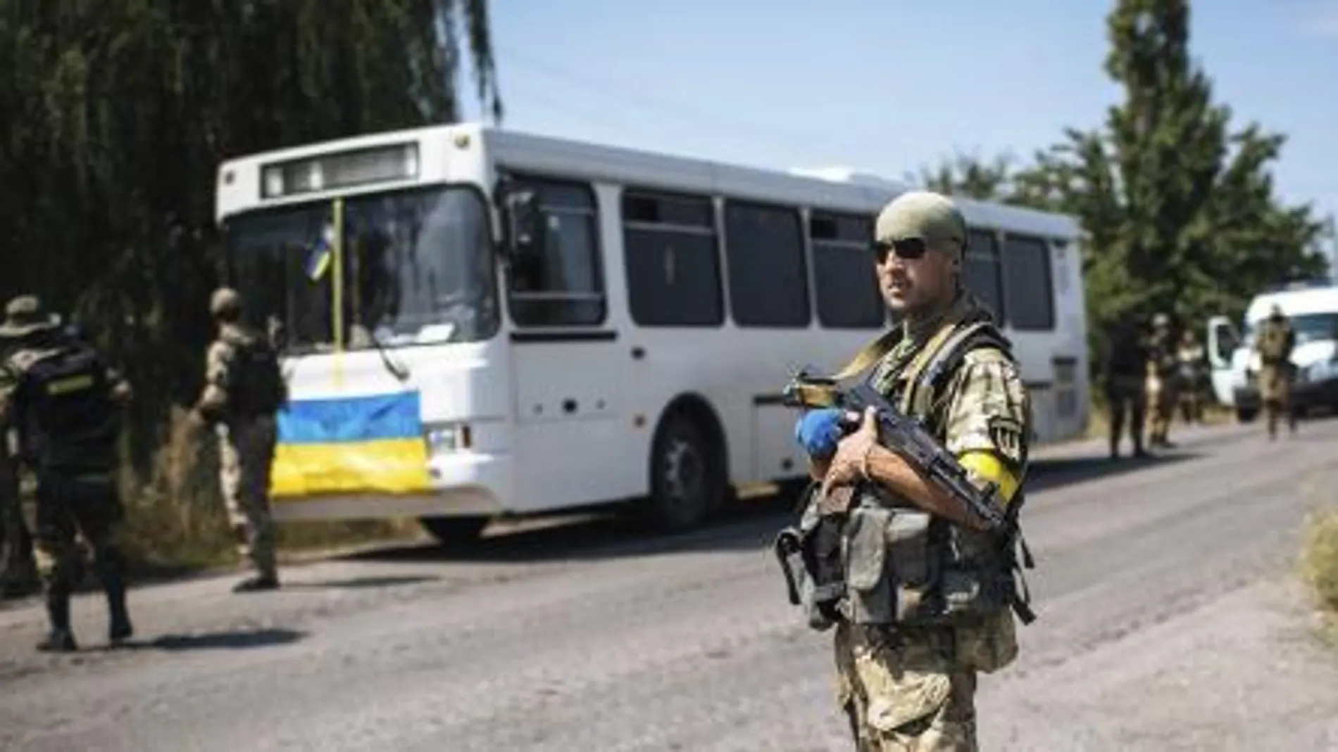 Un soldado ucraniano del batallón especial "Donbass", permanece en guardia durante una operación antiterrorista contra los milicianos prorrusos armados en la ciudad de Maryinka