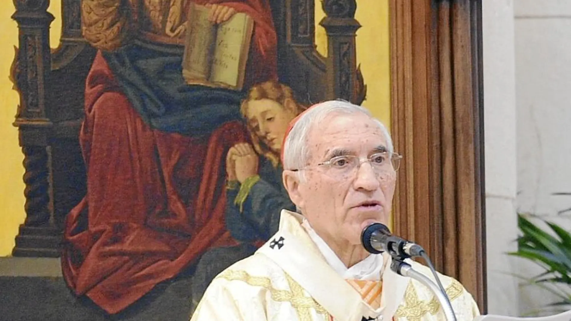 El Arzobispo de Madrid, Antonio María Rouco Varela, ayer en la Catedral de La Almudena