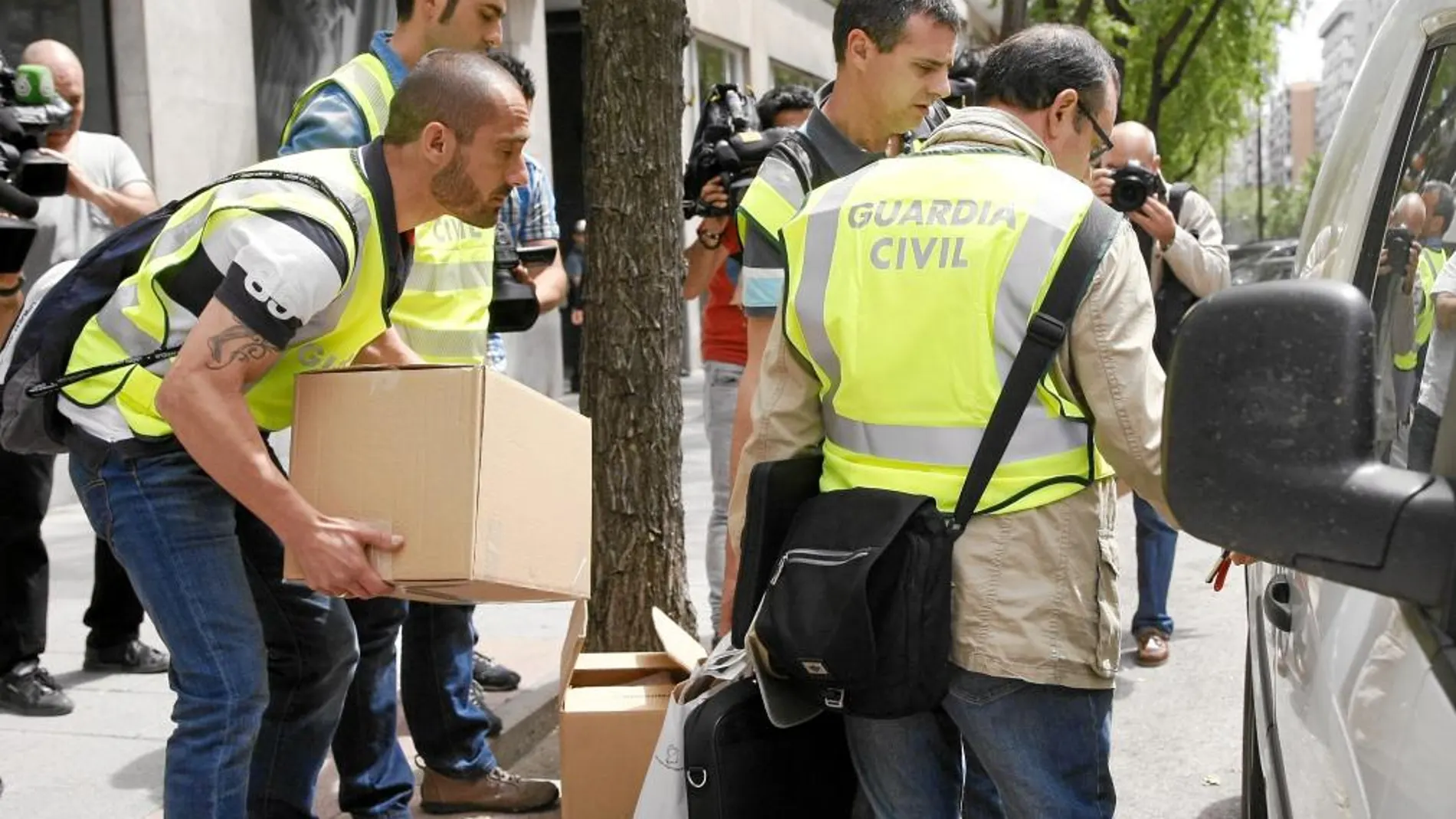 Agentes de la Guardia Civil sacan cajas de documentación en los registros